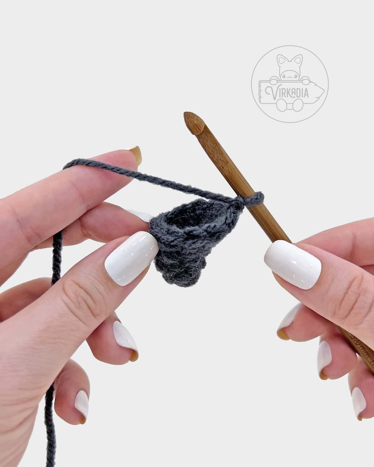 free amigurumi pattern tutorial of how the tip of the robe hood should look