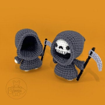 free crochet grim reaper amigurumi plushies for Halloween decorations, spooky holiday decor, DIY fall crafts, and handmade gifts