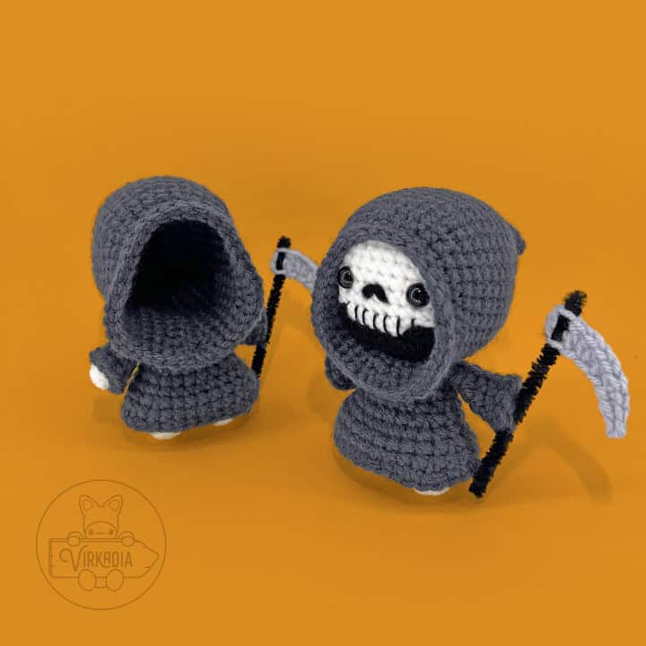 free crochet grim reaper amigurumi plushies for Halloween decorations, spooky holiday decor, DIY fall crafts, and handmade gifts