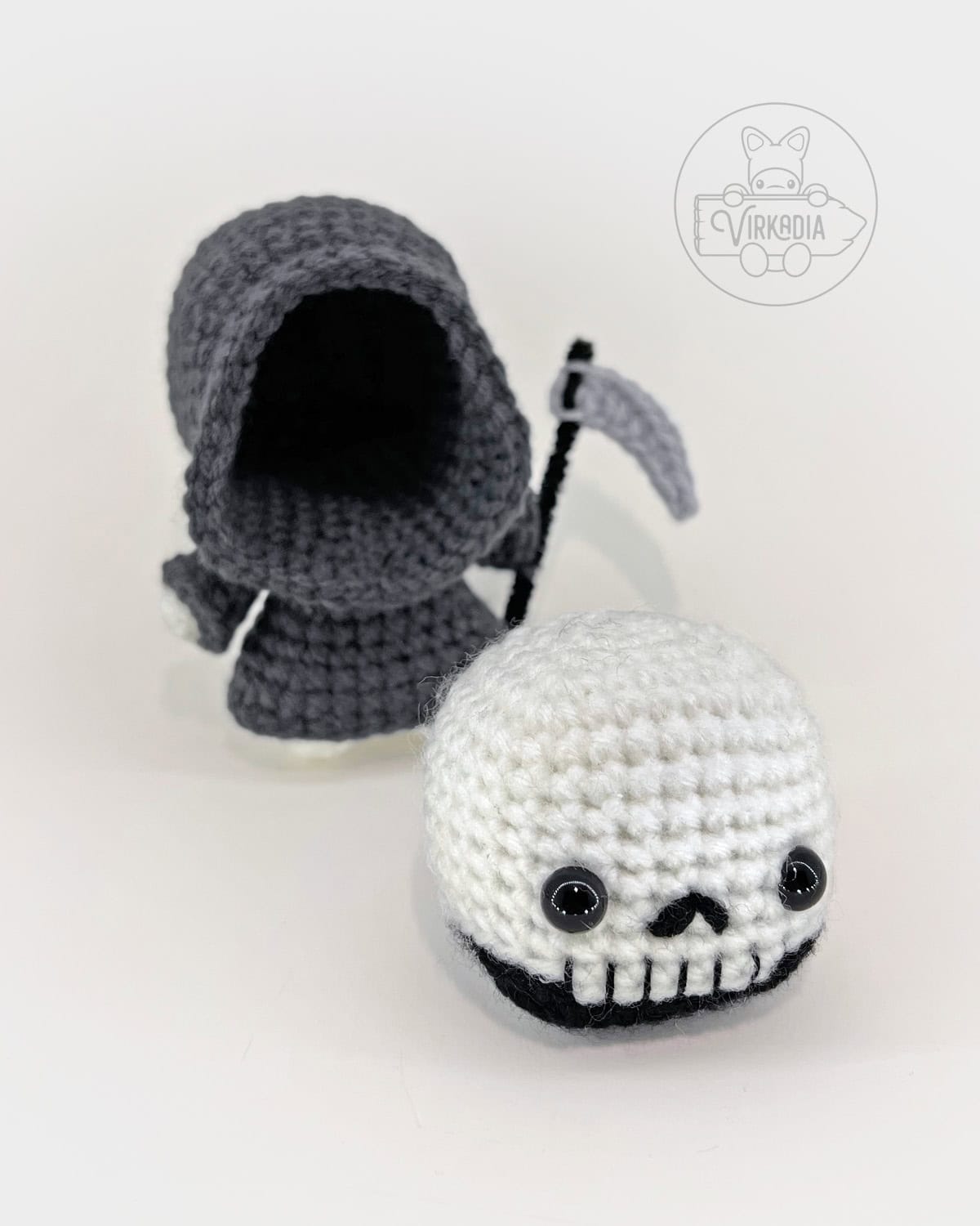 free crochet grim reaper amigurumi plushie with a removable skull head for Halloween decorations, spooky holiday decor, DIY fall crafts, and handmade gifts