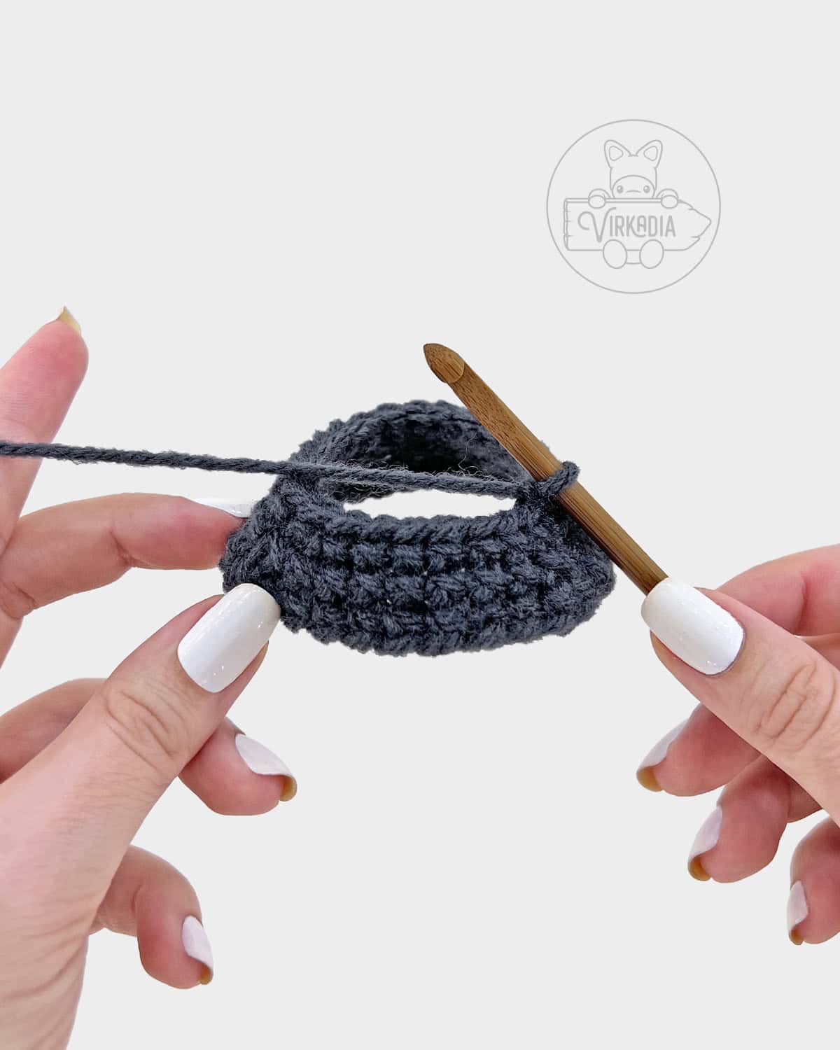 free amigurumi pattern tutorial of how the bottom of the robe should look