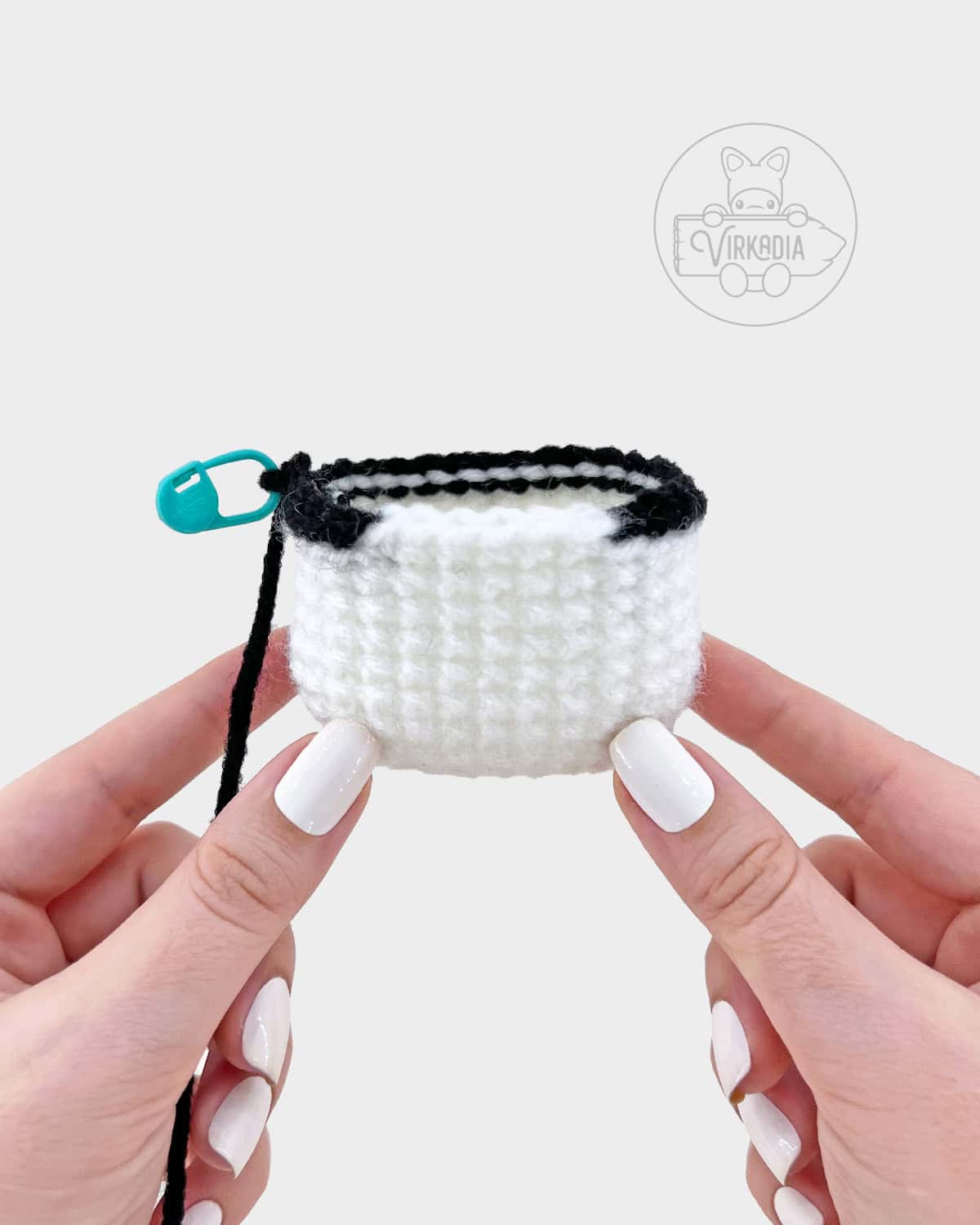 free amigurumi pattern tutorial of how the head should look after the color change in round 13