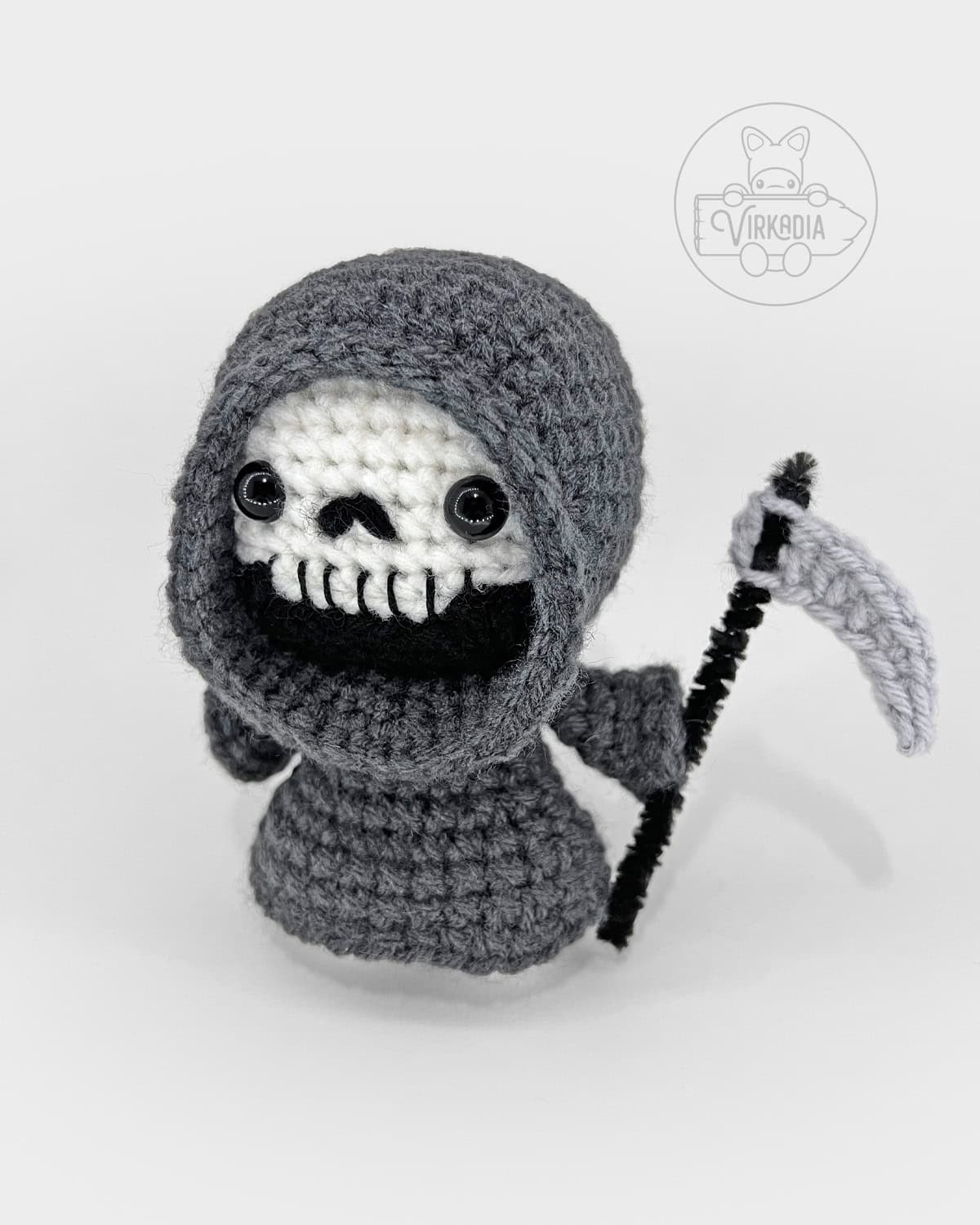 free crochet grim reaper amigurumi plushie with a skull head for Halloween decorations, spooky holiday decor, DIY fall crafts, and handmade gifts