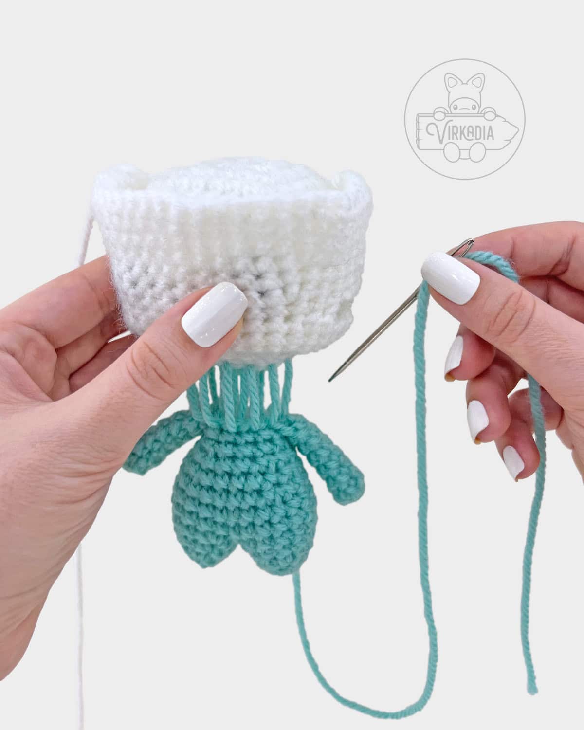 free amigurumi pattern tutorial of how to sew the head and the body together