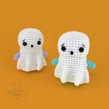 free crochet sheet ghost amigurumi plushies for Halloween decorations, spooky holiday decor, DIY fall crafts, and handmade gifts
