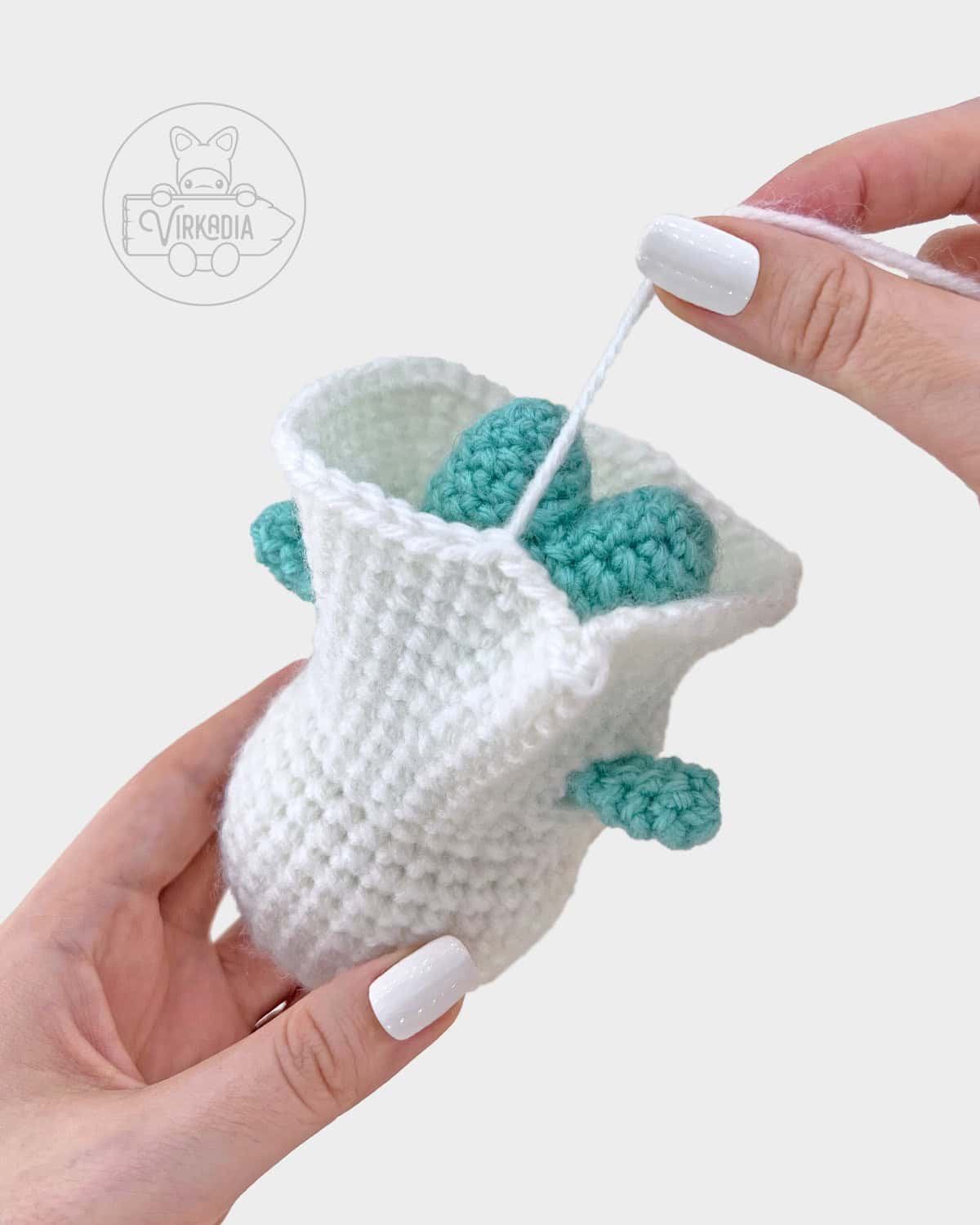 crochet sheet ghost amigurumi pattern tutorial of how to sew the drapes around the bottom of the sheet