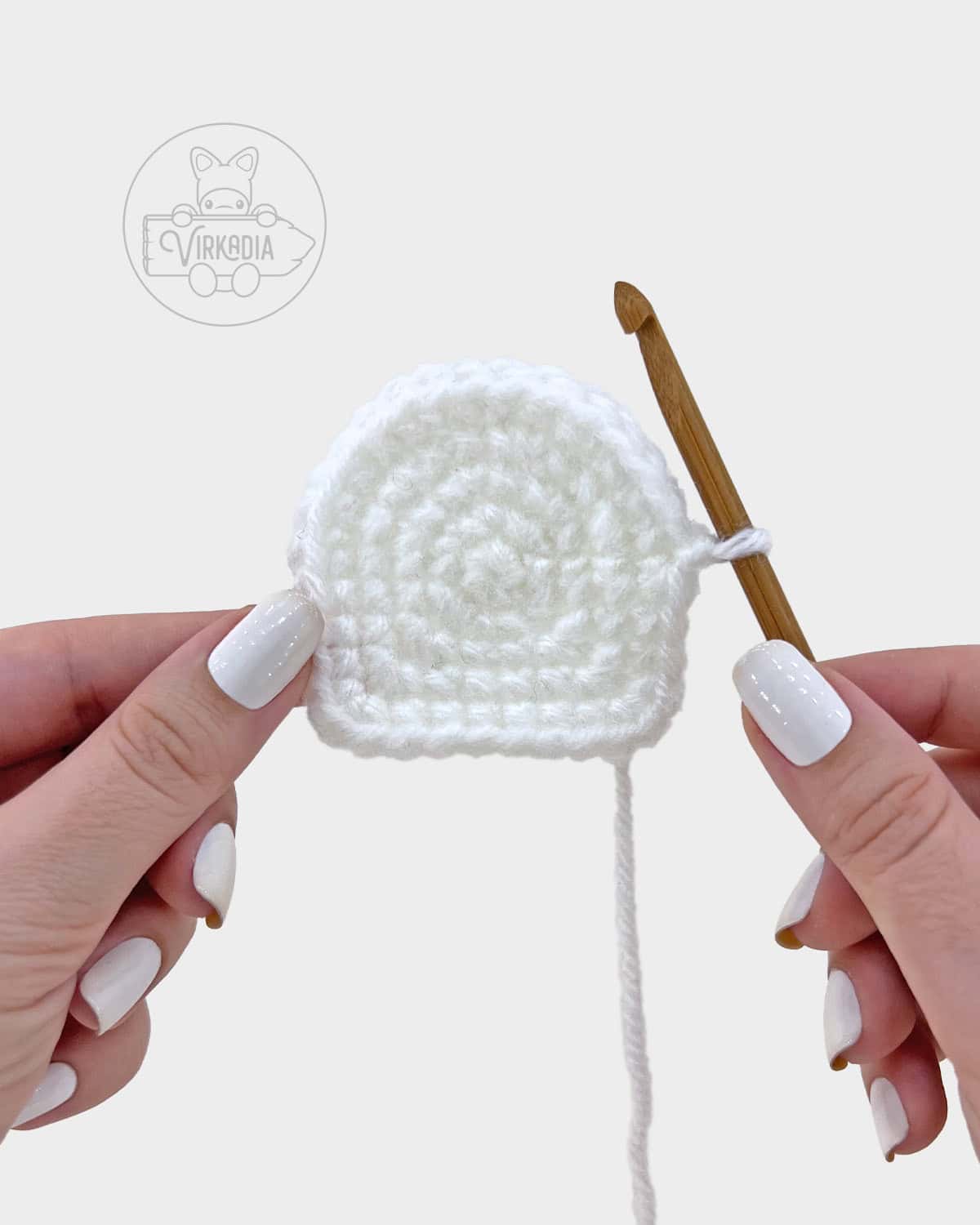 free amigurumi pattern tutorial of how the top of the head should look