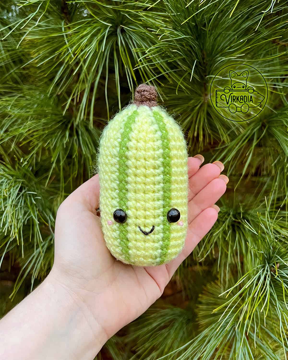 candid shot of free crochet squash amigurumi plushie for Thanksgiving decorations, DIY fall decor, play food, and handmade holiday gifts