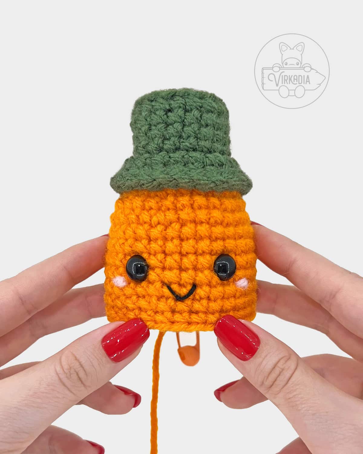 free crochet Christmas light amigurumi pattern tutorial of how the finished face should look