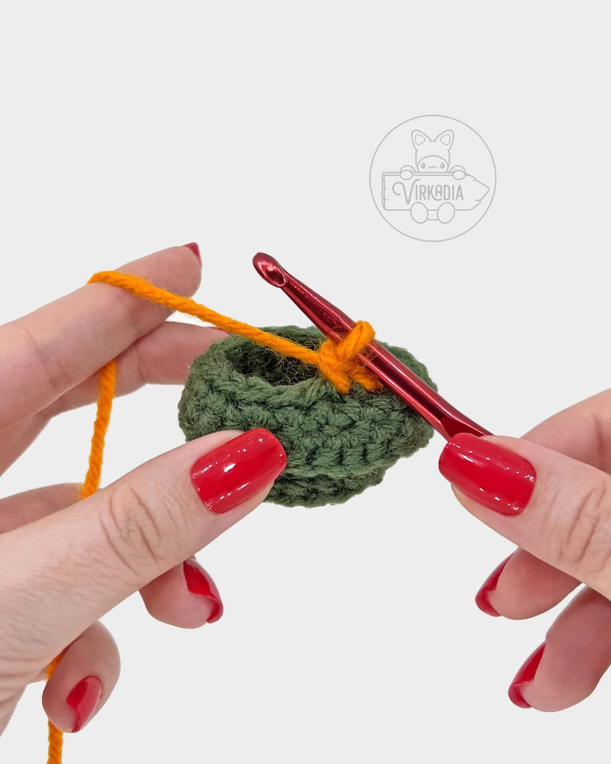 free amigurumi pattern tutorial of how to change colors for the bulb