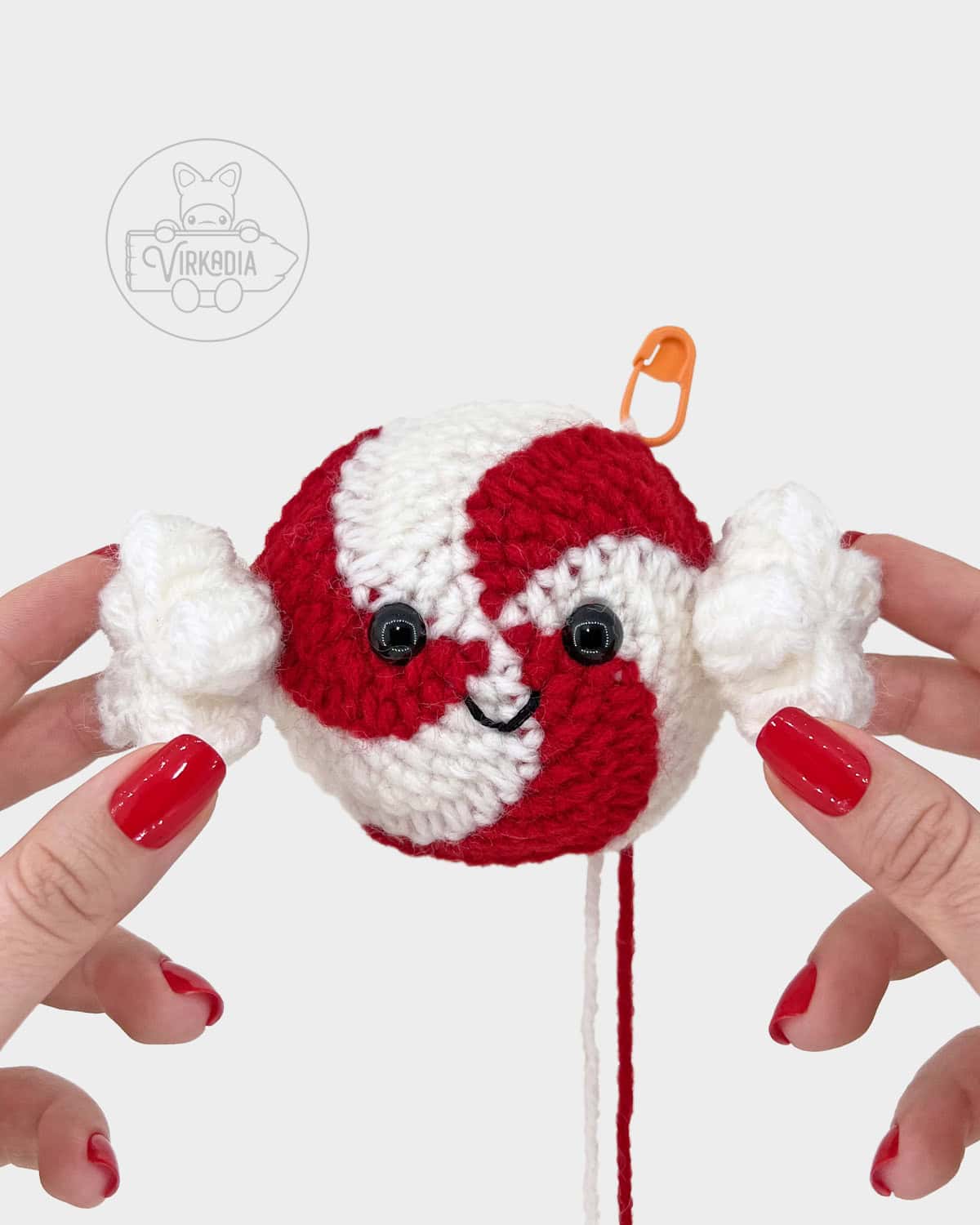 free crochet peppermint candy amigurumi pattern tutorial of how the finished face should look