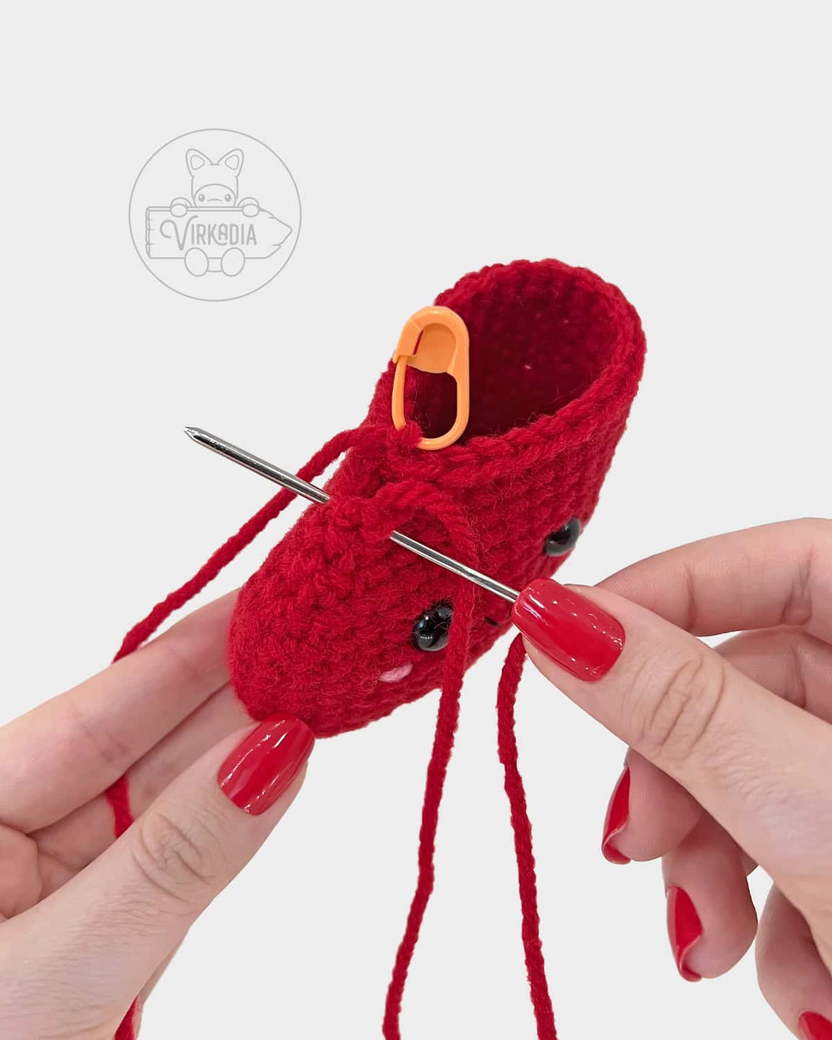 free amigurumi pattern tutorial of how to sew the toe closed