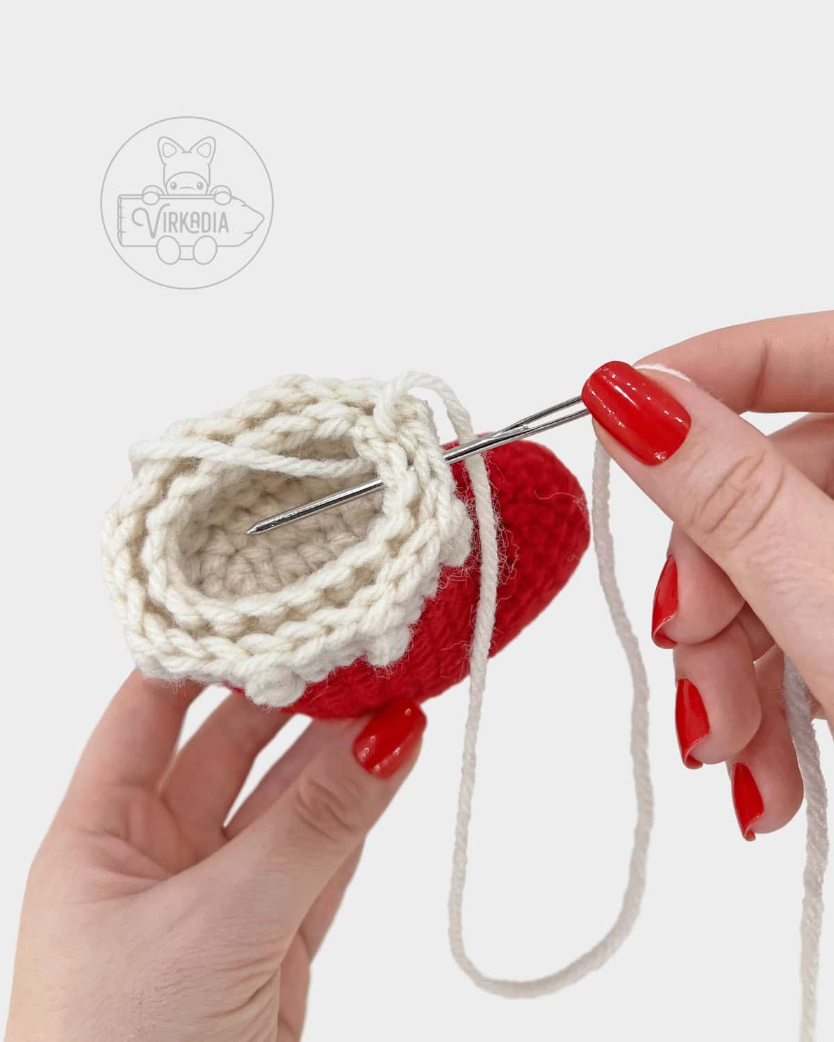 free amigurumi pattern tutorial of how to sew the top closed