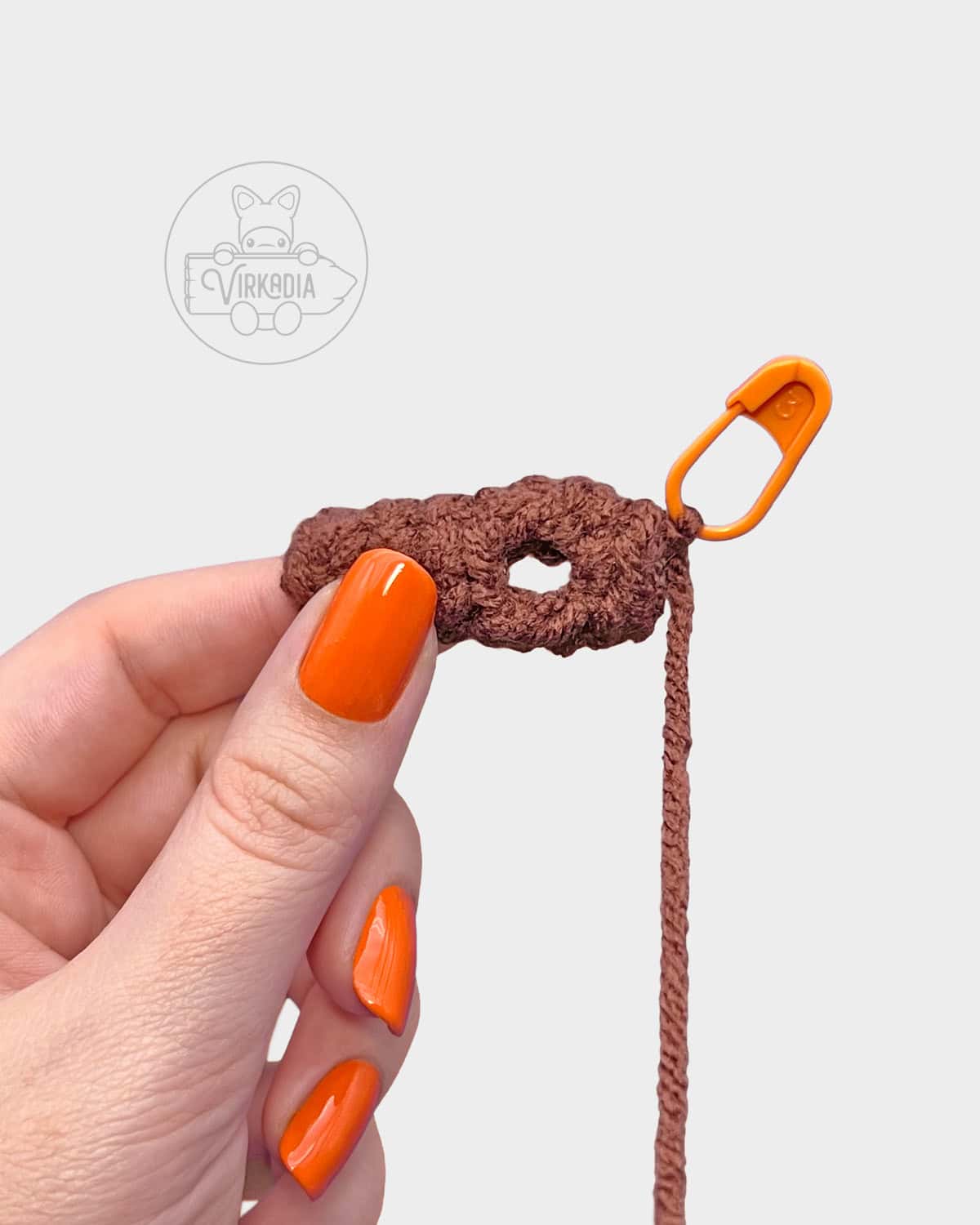 free amigurumi tutorial of how the hole in log #2 should look