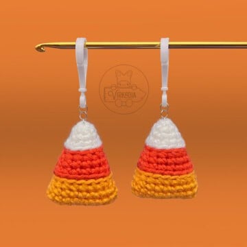 free crochet candy corn keychain for Halloween decorations, spooky holiday decor, DIY fall crafts, and bag charm gifts