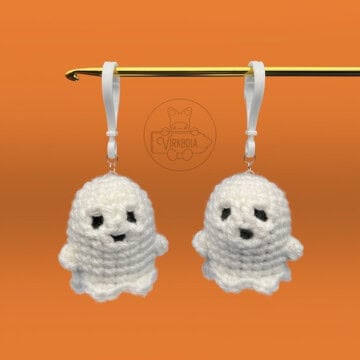 free crochet ghost keychain for Halloween decorations, spooky holiday decor, DIY fall crafts, and bag charm gifts