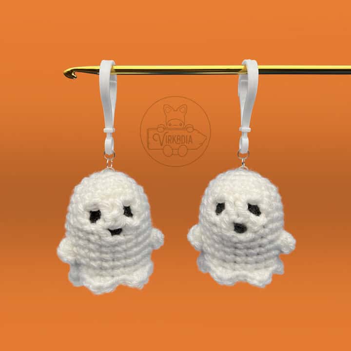 free crochet ghost keychain for Halloween decorations, spooky holiday decor, DIY fall crafts, and bag charm gifts