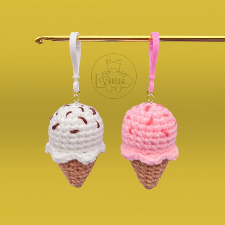 free crochet ice cream keychain plushies for DIY holiday gifts, summer party decorations and frozen dessert bag charms