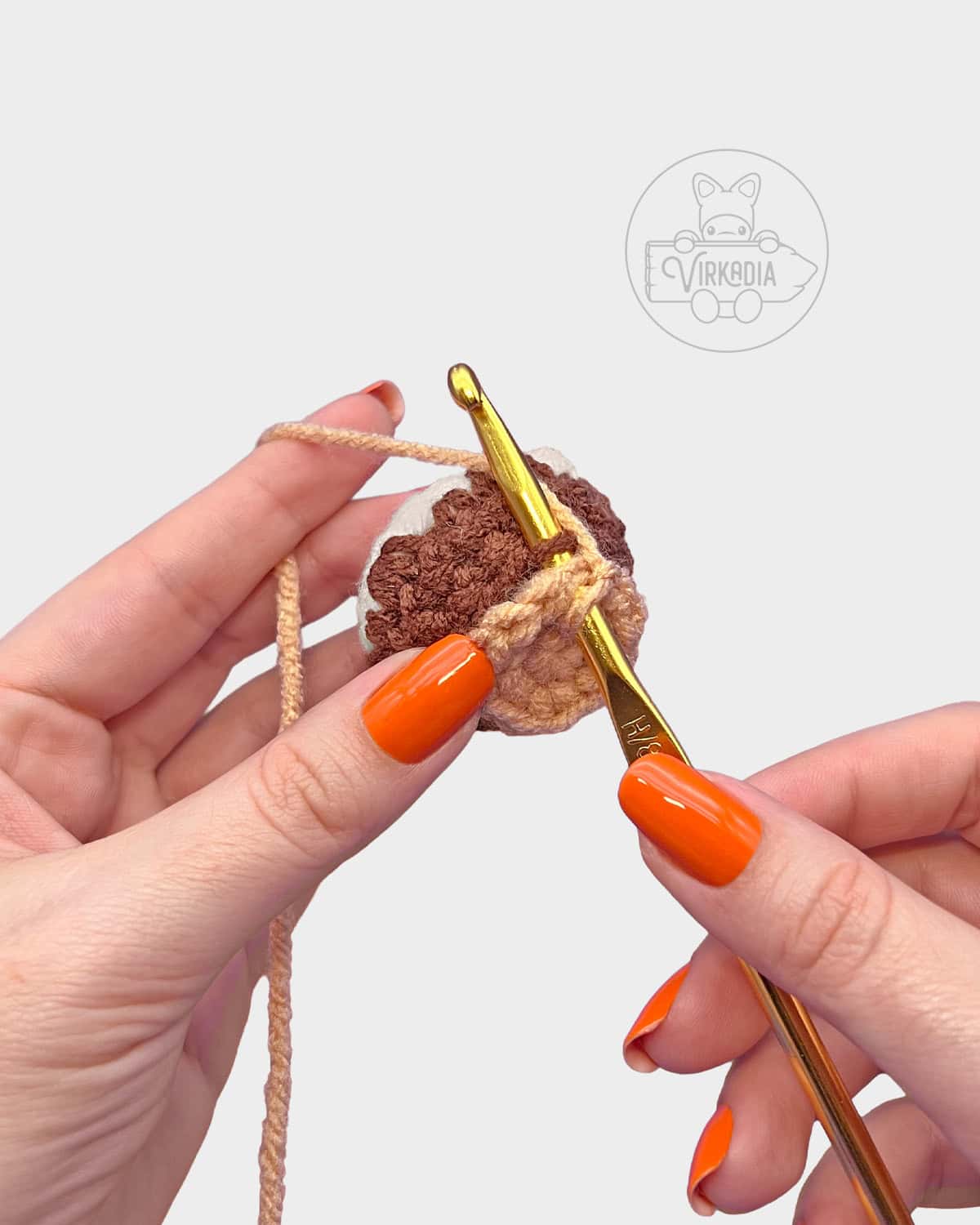 free crochet s'more keychain tutorial of how to attach the graham cracker onto the chocolate marshmallow