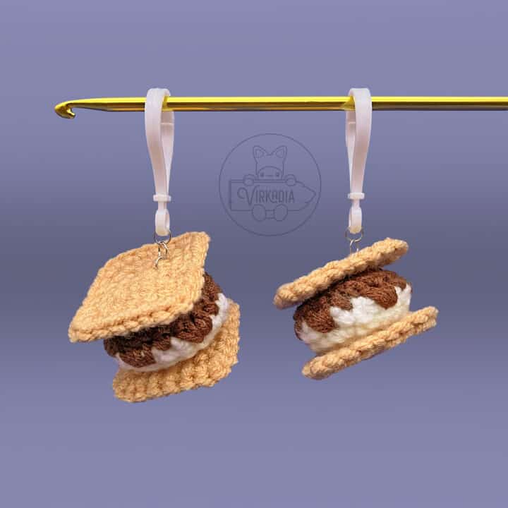 free crochet s'more keychains for summer crafts, play food, camping decorations, DIY home decor, and homemade gifts