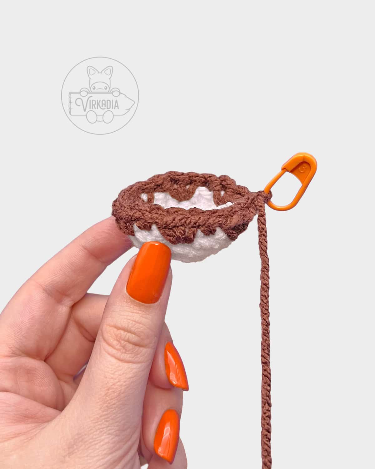 free amigurumi tutorial of how the chocolate spike stitches should look