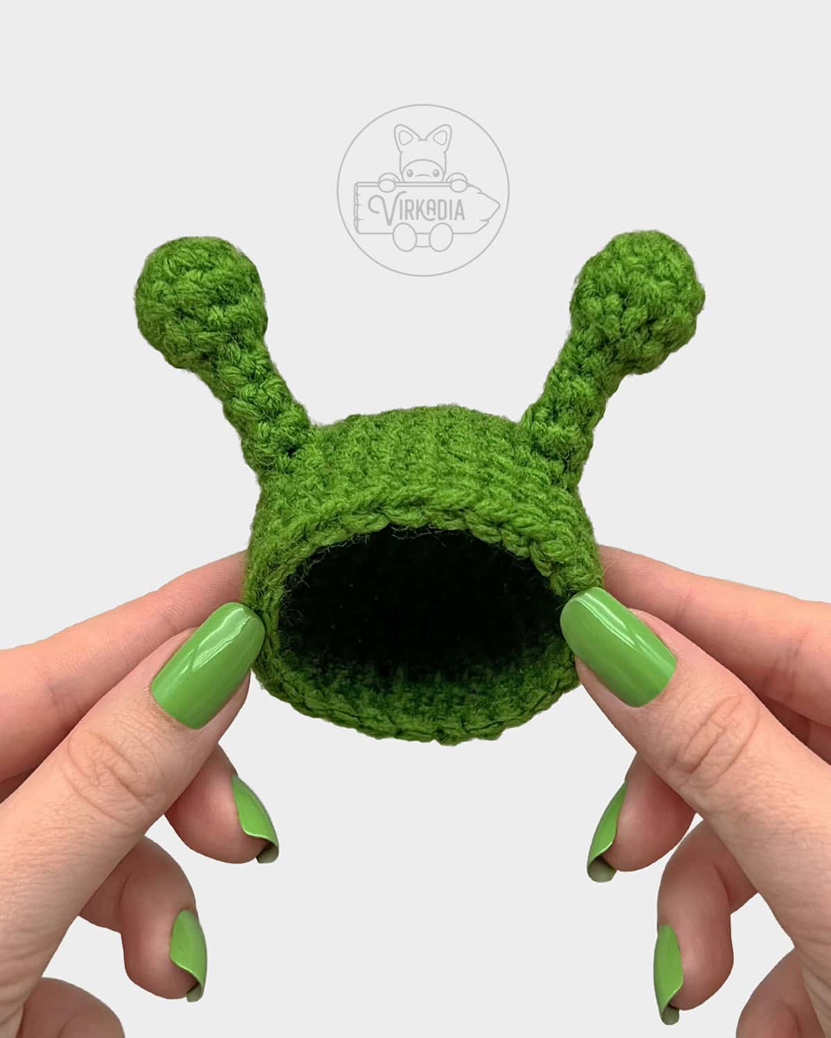 free Little Alien Guy crochet doll tutorial of how the finished hat should look