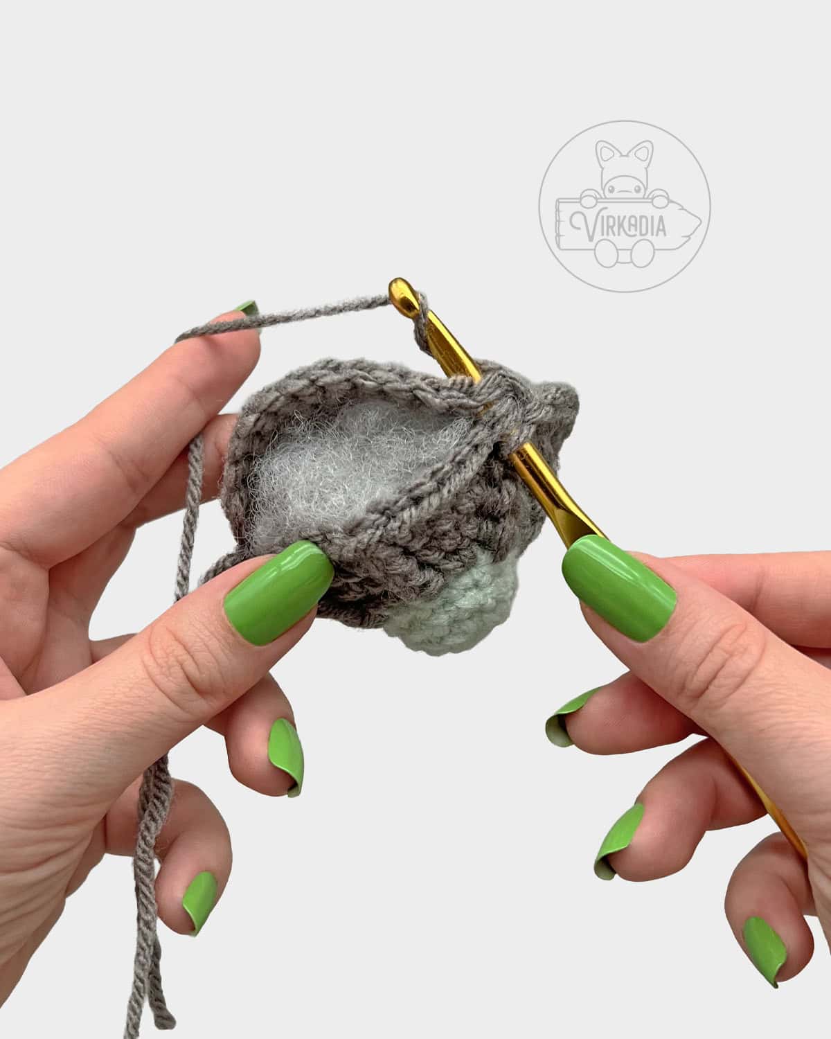 free Little Alien Guy crochet doll tutorial of how to join both layers of the UFO together