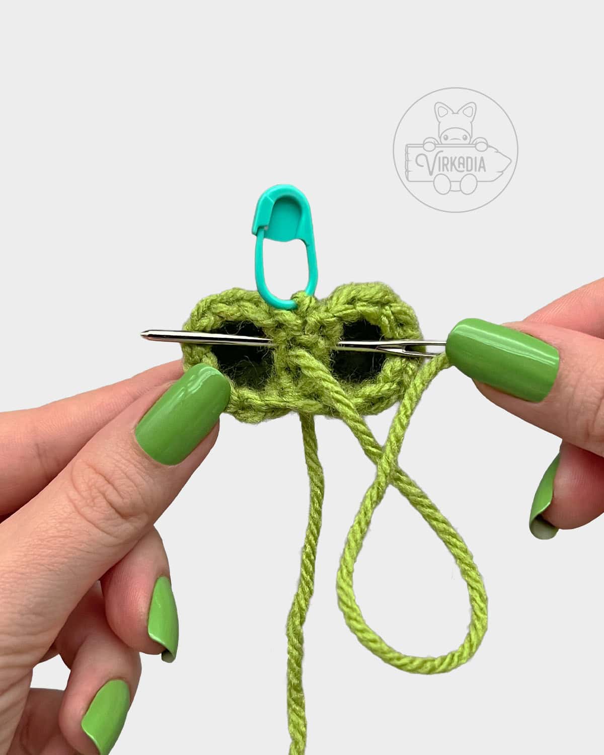 free doll amigurumi tutorial of how to sew the gap between the legs closed