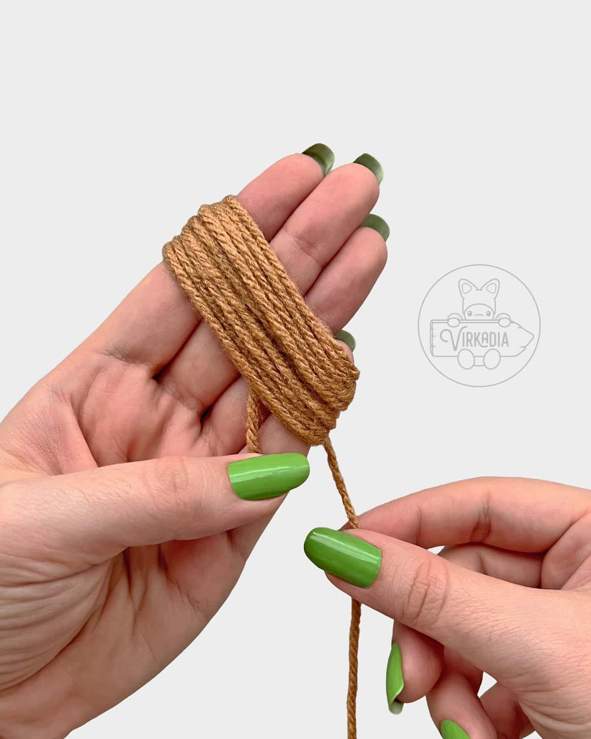 free doll accessories tutorial of how to wrap the yarn around your fingers for the broom bundle