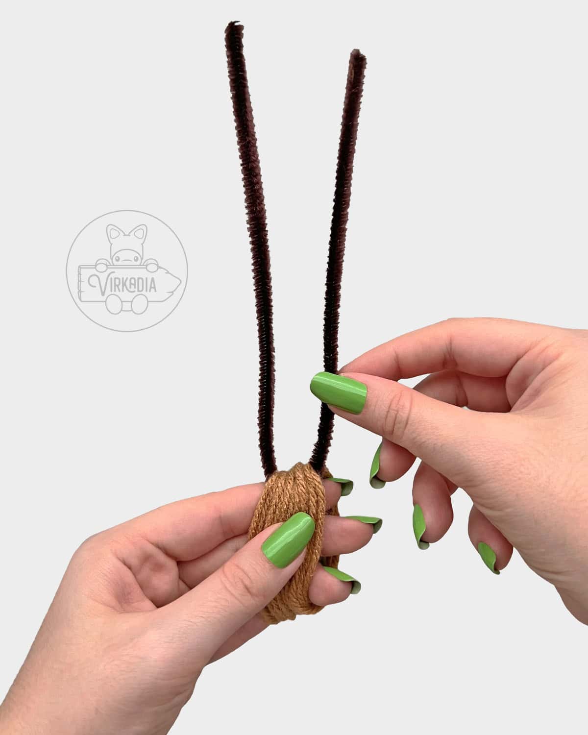 free doll accessories tutorial of how to fold the pipe cleaner into a U-shape