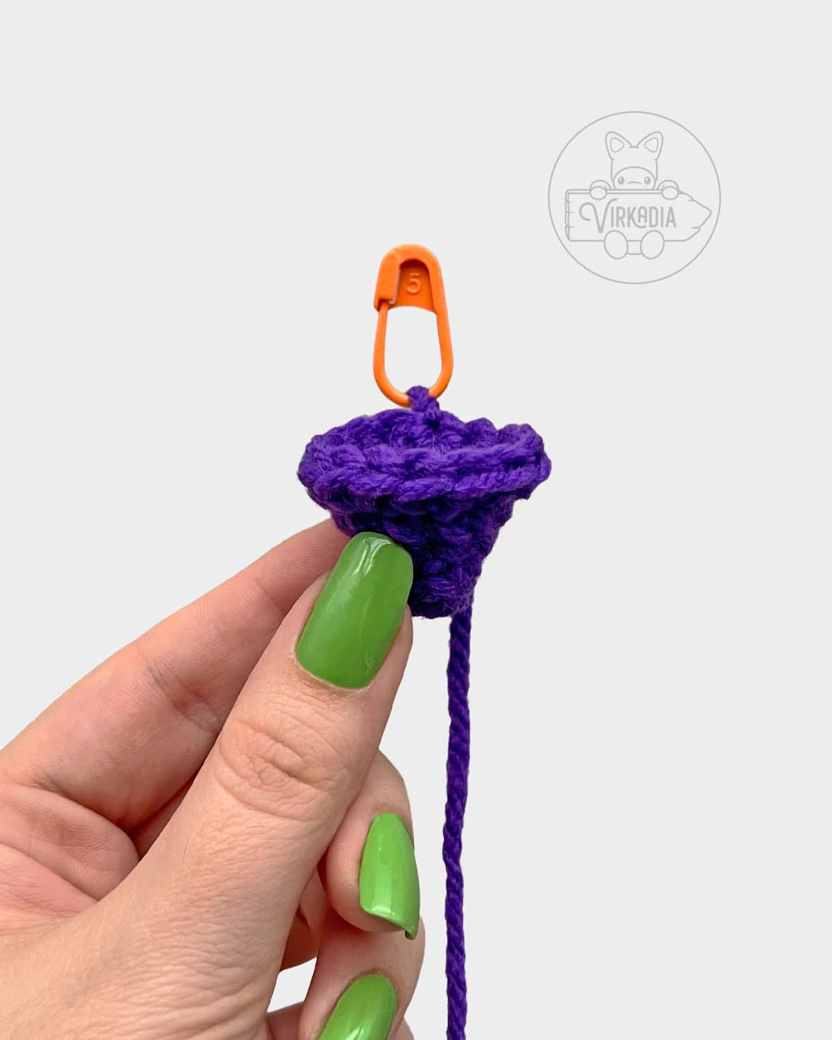 free doll accessories tutorial of how the first 5 rounds of the hat should look